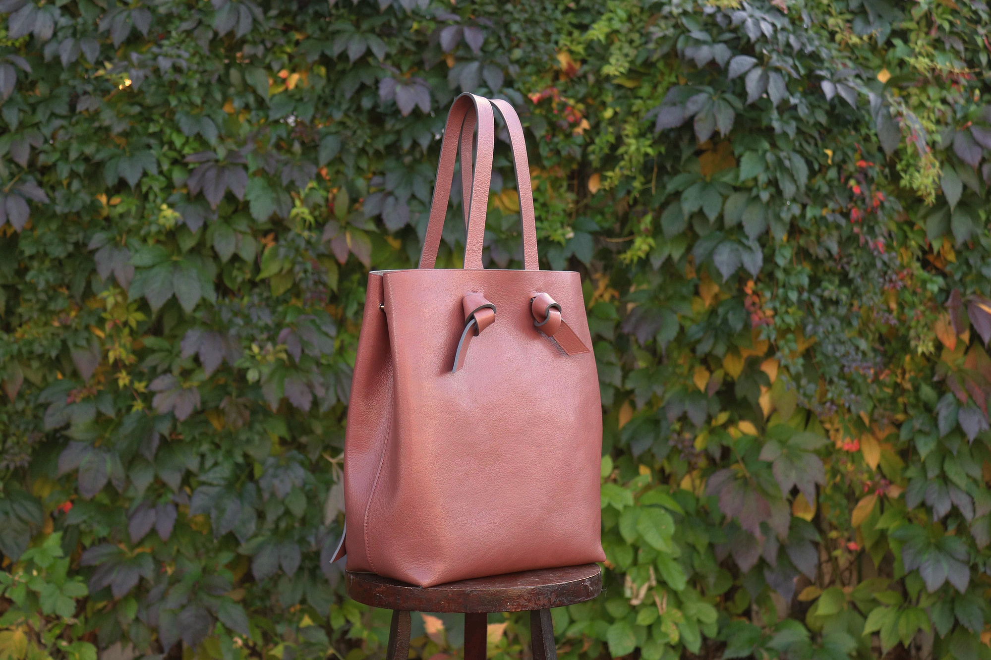 Le sac convertible Knot Knot peut être porté à la main, comme un cabas,...
