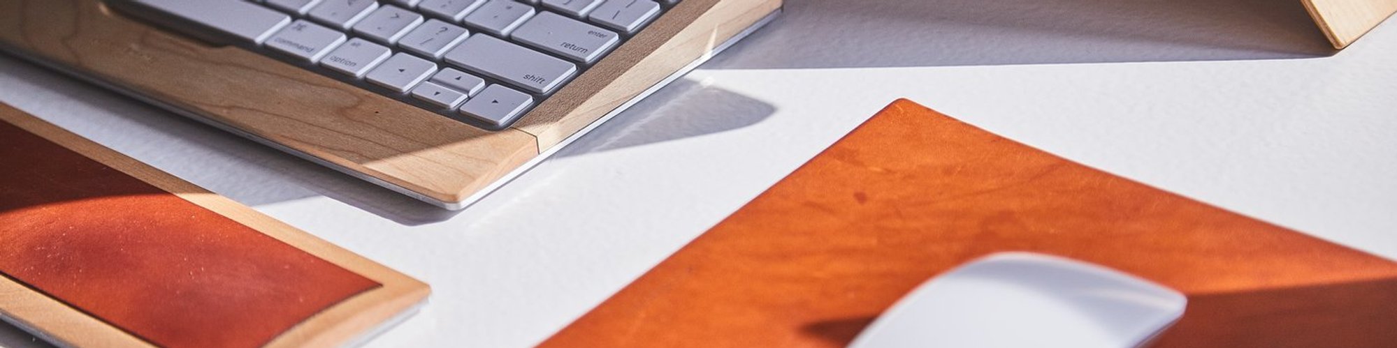Clavier et souris d'ordinateur avec accessoires de bureau en cuir