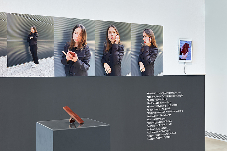 This Eszter Zamori's palm jewelry is an analog device for addicts, preseneted the Ludwig Museum Budapest exhibition : I Am Not A Robot. On the Borders of The Singularity in 2022.