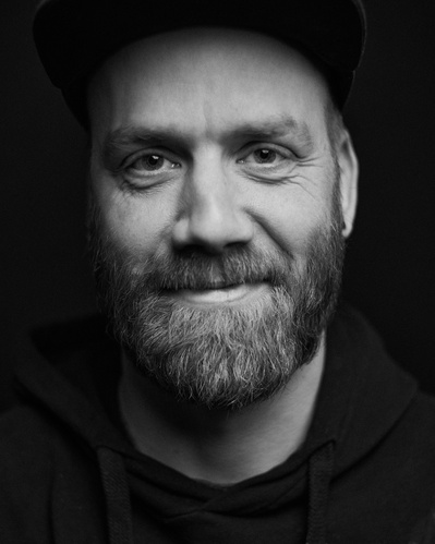 Portrettfoto av kunstneren Ståle Gerhardsen fra hans studio i Trondheim. 
Foto: Hallvar Bugge Johnsen