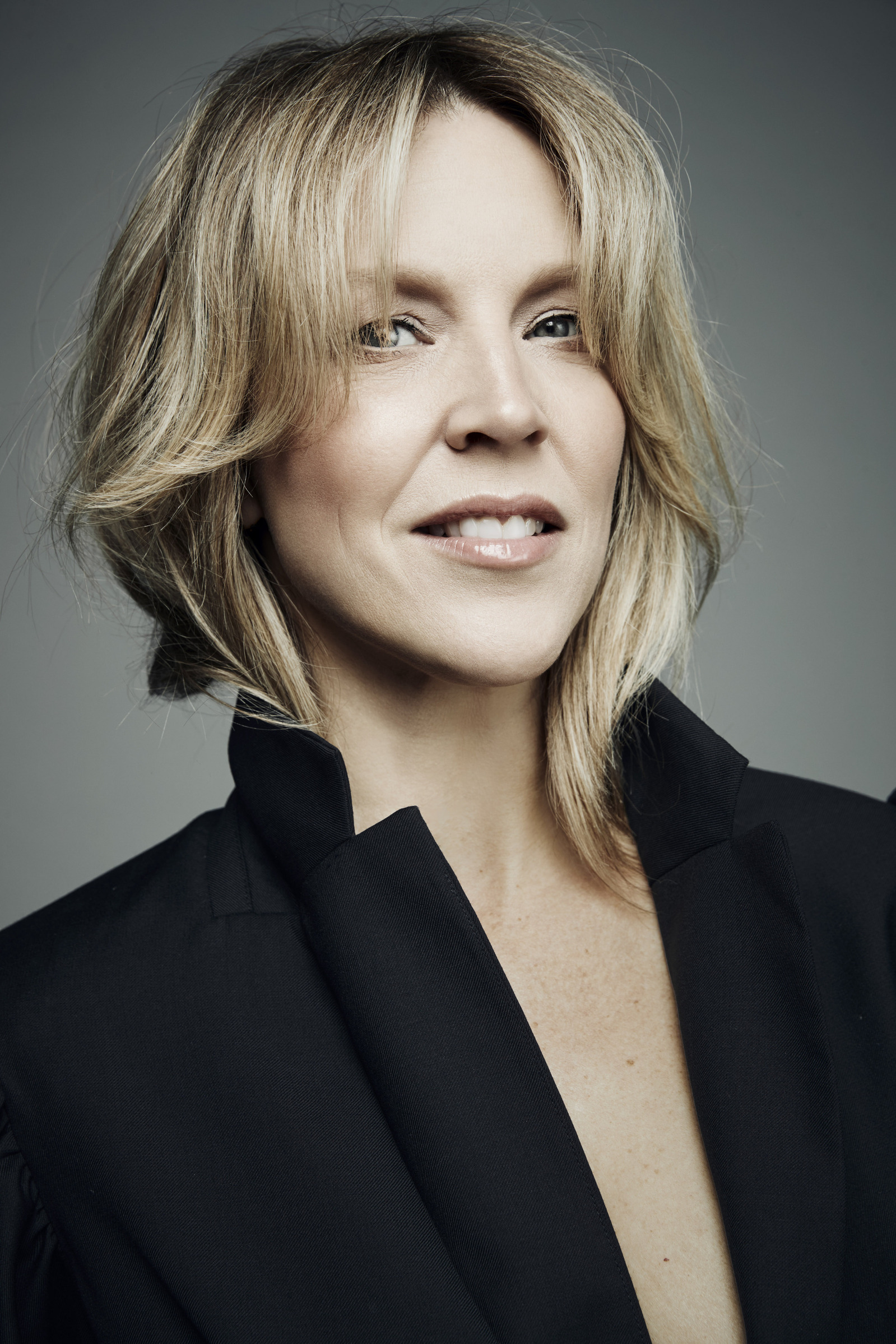 Portrait retouching high end beauty montreal skin retouch