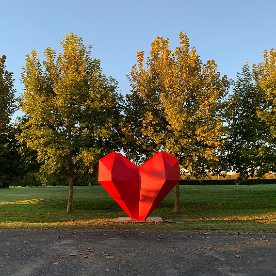 Art for hire Australia, sculpture for hire Australia, Australian artist, heart sculpture, immersive art installation, interactive art installation Australia, public art for hire, largescale art, art activation, kid friendly art, disability friendly art