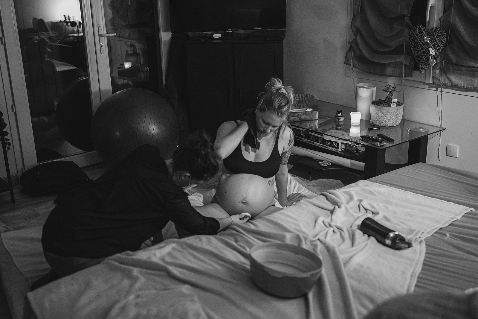 la sage-femme et doula contrôle les battements du cœur du bébé.
