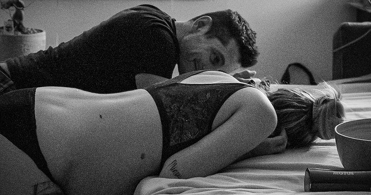 Le futur papa soutient sa femme dans son accouchement. Les contractions se rapprochent.