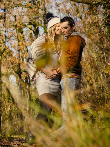 Couple dans les bois, ils annoncent que la future maman est enceinte. Ils sont heureux.