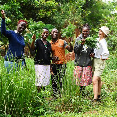 Maria Schiffer in a carrot field with students  studying regenerative Agriculture at RUCID college in Uganda. 