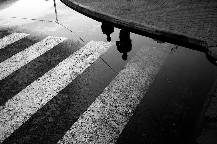Reflejo de un charco en la estación de tren de Blanes  David Salcedo