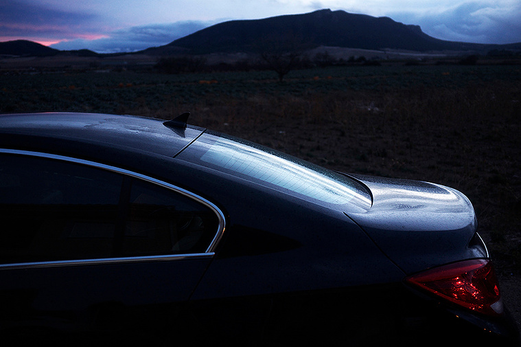 Coche BMW en Archivel con la sierra mojantes  David Salcedo