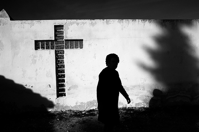 Mía abuela en la salida del cementerio de Archivel  David Salcedo