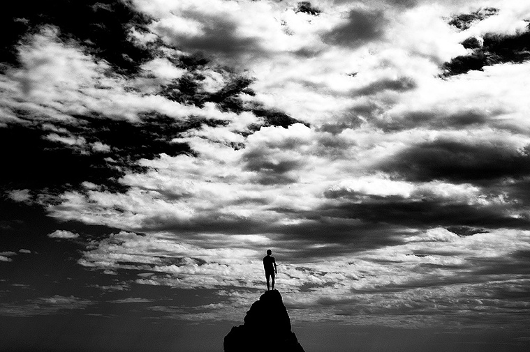 Turista en las rocas de punta garbi en Lloret de Mar  David Salcedo
