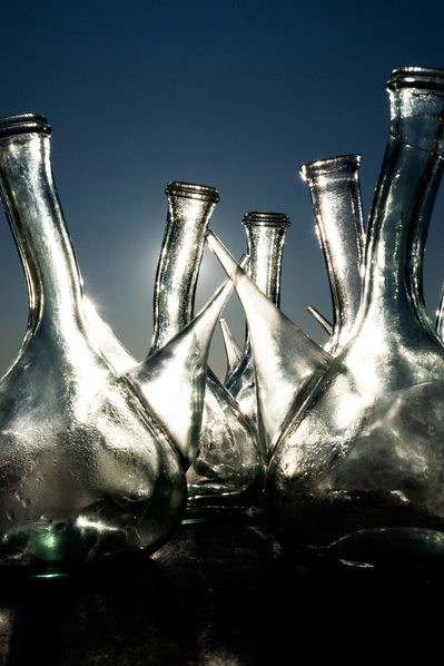 Porrón de vino a contra luz con cielo azul David Salcedo