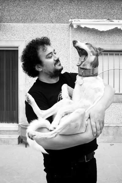 Retrato de Ivan Navarro con su perro Blanquet David Salcedo