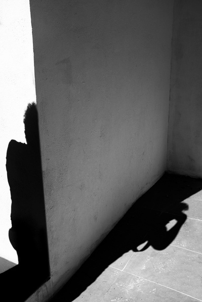 Sombra de fotógrafo desdoblada en una pared David Salcedo