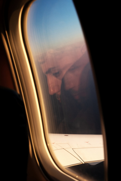 Reflejo al atardecer en la ventanilla de un avión del viajero  David Salcedo