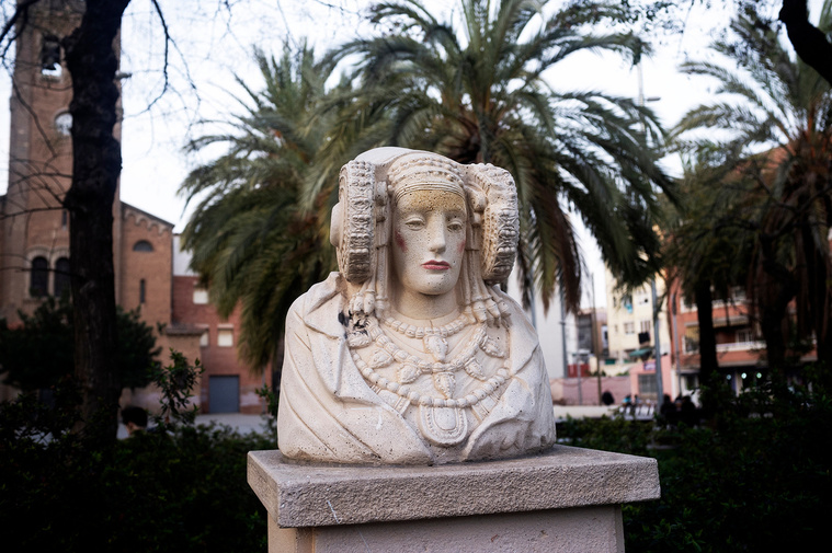 Escultura de la dama de elche con los labios pintados David Salcedo