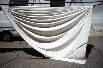 Pues del mercado con la lona al viento David Salcedo