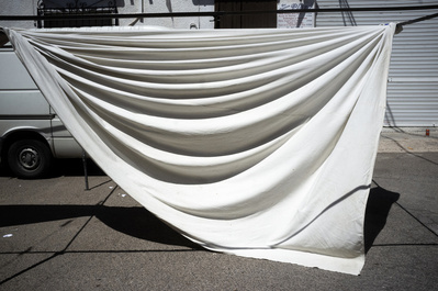 Pues del mercado con la lona al viento David Salcedo