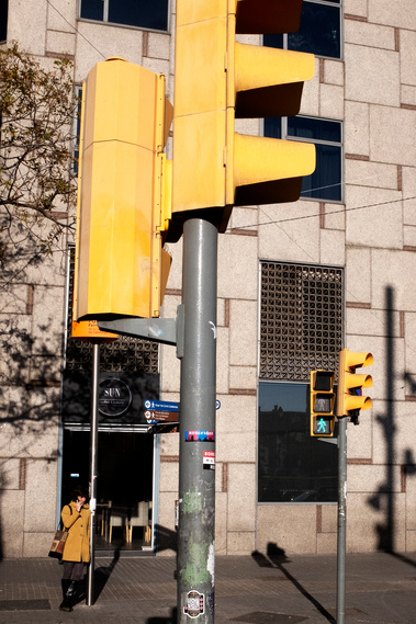 Semáforos con mujer de amarillo David Salcedo