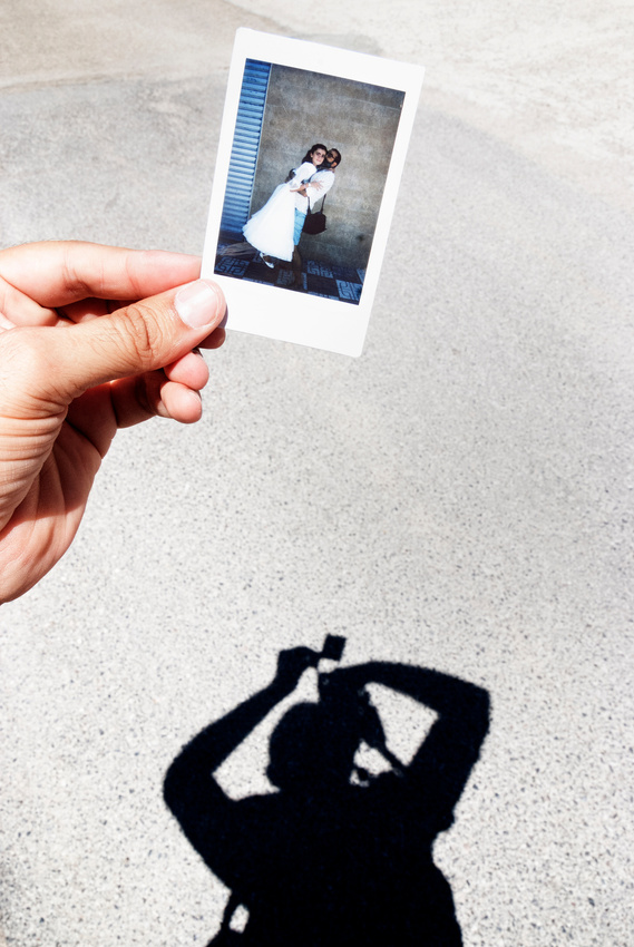Una fotografía de una sobrina y su tío esta aguantada por unos dedos y una sombra de fondo David Salcedo