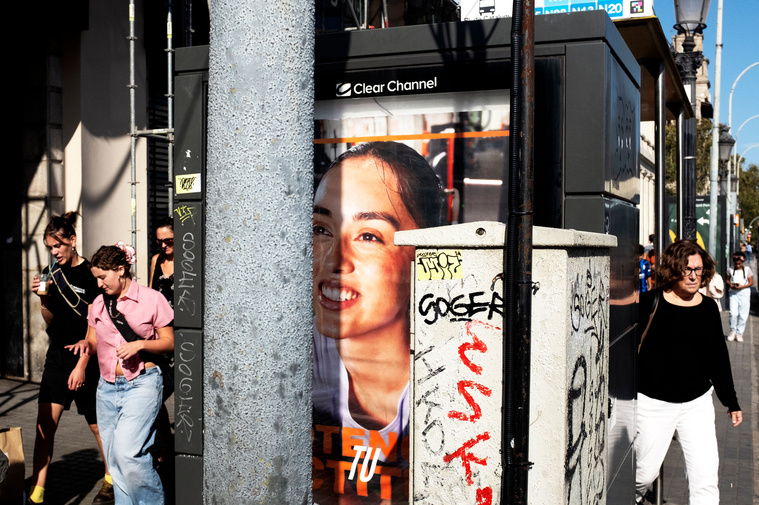 Personas caminado al rededor de una parada de bus en Barcelona David Salcedo