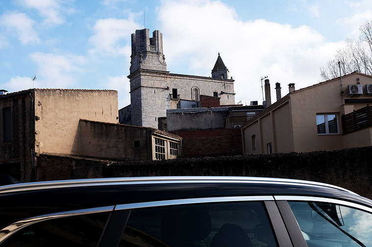 Iglesia de Palafrugell con un coche en medio y un campanario a medio hacer  David Salcedo
