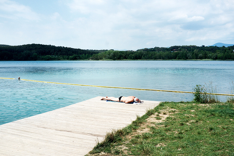 Bañista tomándose a  sol en el lago de Banyoles  David Salcedo