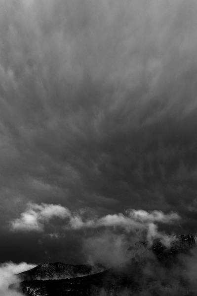 Montaña rodeada de nieblas y nubes David Salcedo