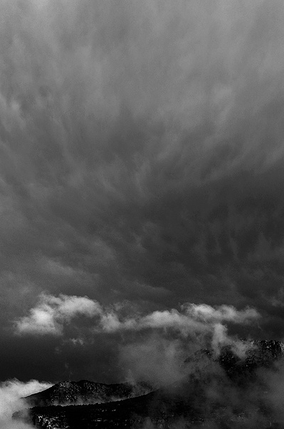 Montaña rodeada de nieblas y nubes David Salcedo