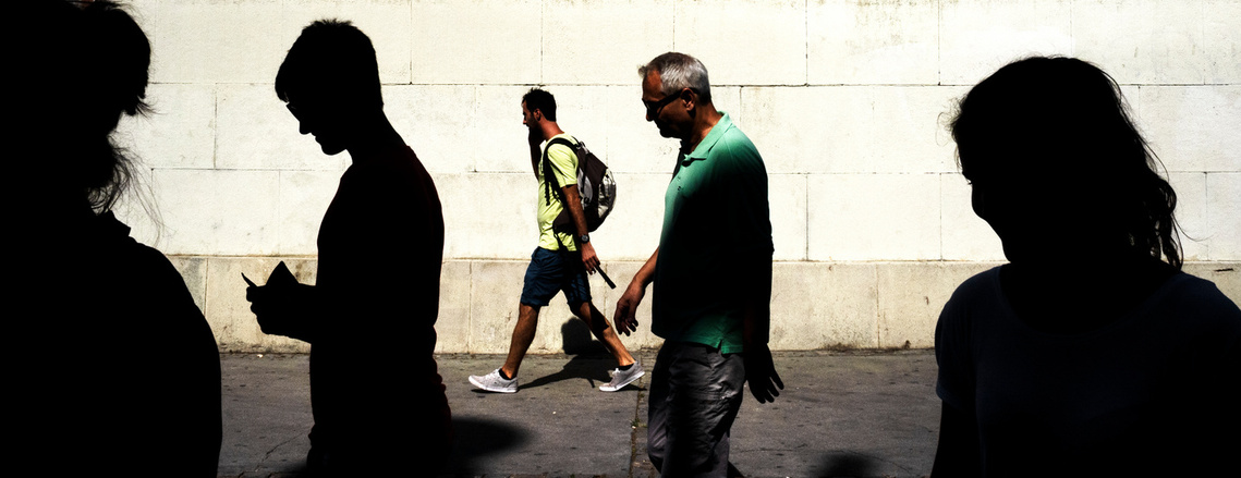 Personas caminando por plaza España Barcelona David Salcedo