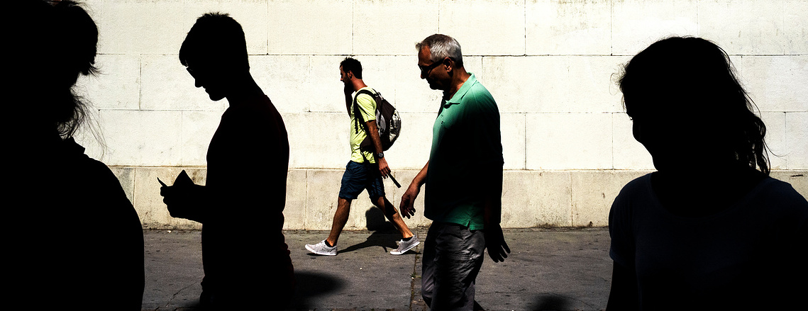 Personas caminando por plaza España Barcelona David Salcedo