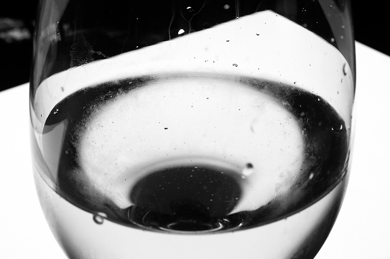 Copa de vino lleno de llena de agua en blanco y negro  David Salcedo