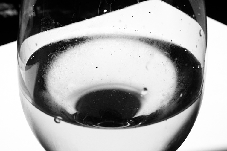 Copa de vino llena de agua en blanco y negro  David Salcedo