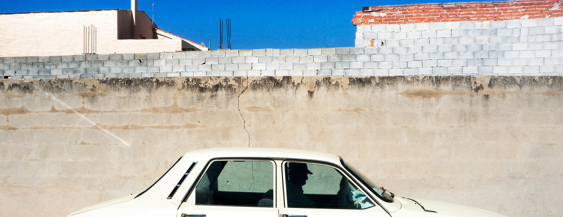 Coche viejo en las calles un pueblo David Salcedo
