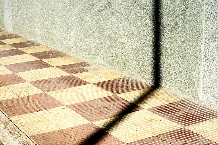 Sombra de una farola proyectada en la pared y en el suelo  David Salcedo