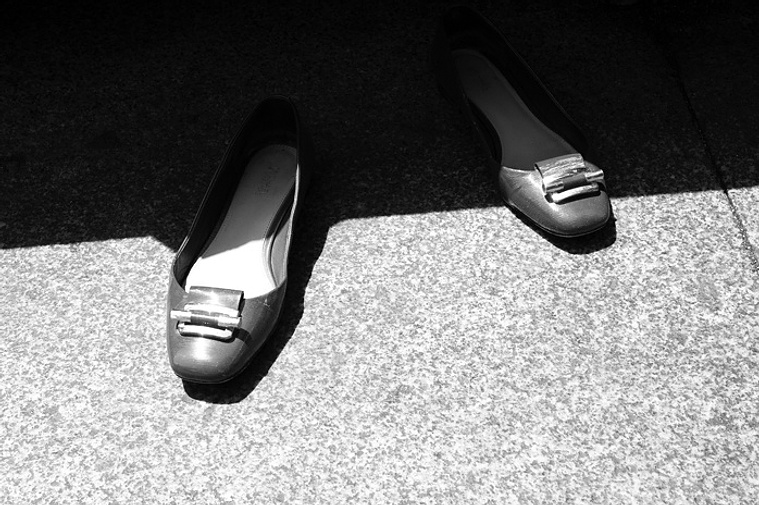 Zapatos bajo un banco en Plaza Catalunya de Barcelona v David Salcedo