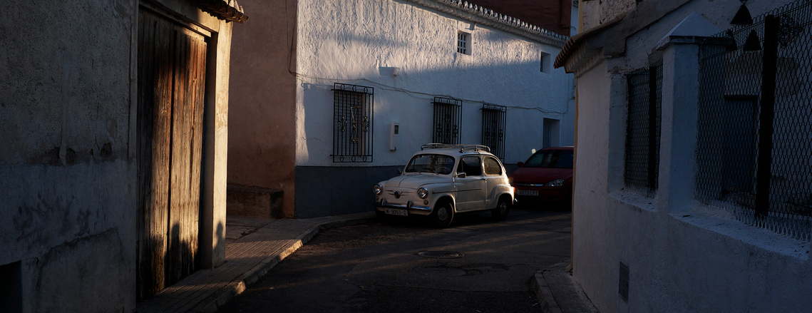 Coche escarabajo en las calles al atardecer David Salcedo