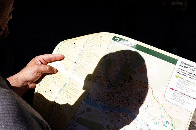 Turita mirando el mapa de Girona  David Salcedo