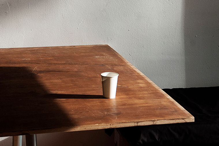 Vaso de plástico en la mesa de Luis en Huesca  David Salcedo