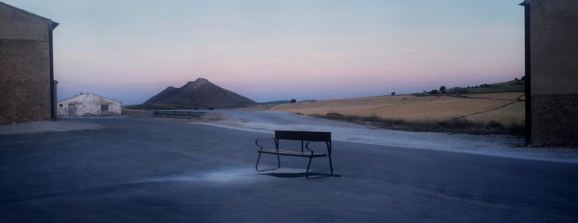 Banco solitario en una plazoleta al atardecer David Salcedo
