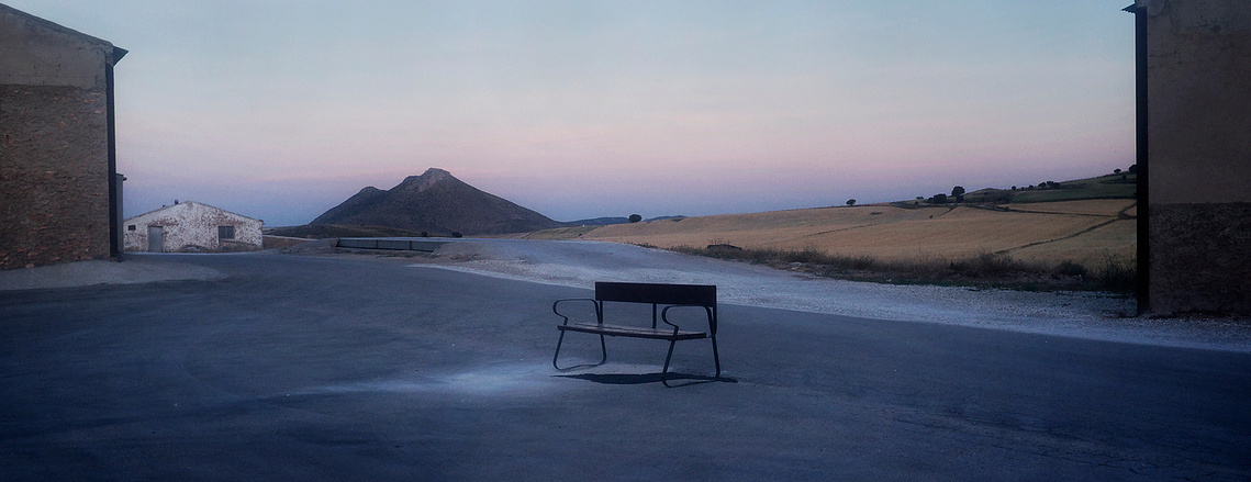 Banco solitario en una plazoleta al atardecer David Salcedo

