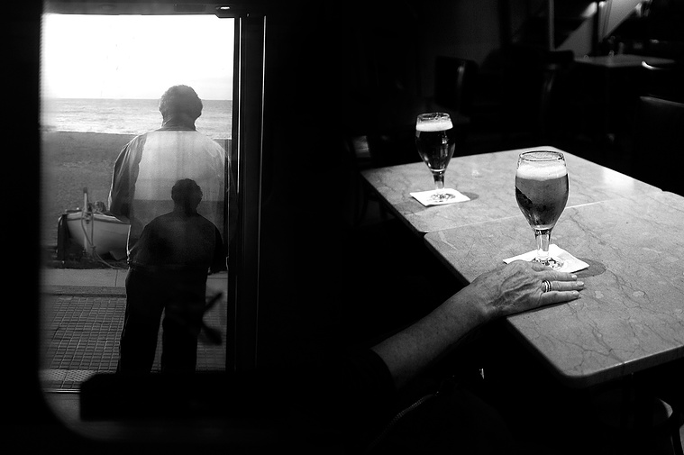 Díptico de un pasajero del tren con una mano cogiendo una cerveza  David Salcedo