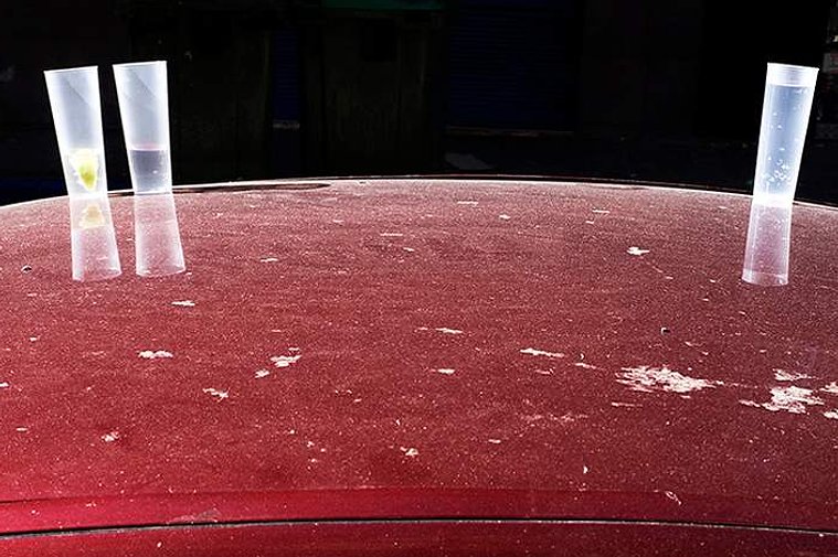 Cubatas en el capo de un coche rojo  David Salcedo