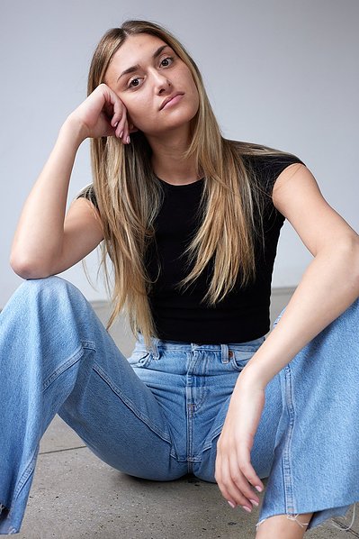 Editorial-style NYC model digitals with clean backgrounds and perfect lighting.