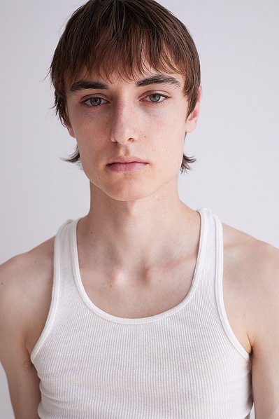 Fashion-forward NYC model digitals with an emphasis on natural beauty.