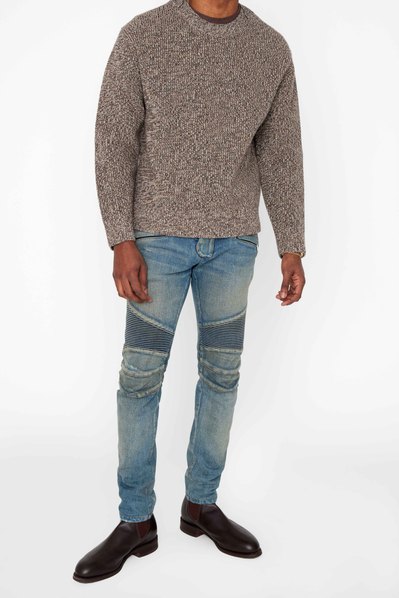 E-commerce photographer. Based in New York City. Providing e-commerce product photography for jewelry and clothing brands.