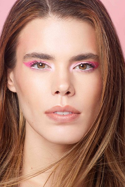 NYC beauty photographer Blaine Pennington specializes in clean, sharp images. His attention to detail in lighting and composition ensures flawless, high-quality results, perfect for portfolios, editorial projects, and advertising campaigns.