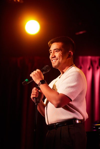 Aaron J Albano performaning at Green Room 42. Photography by Blaine Pennington.