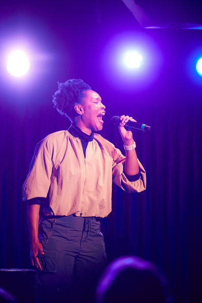 Kissy Simons performaning at Green Room 42. Photography by Blaine Pennington.