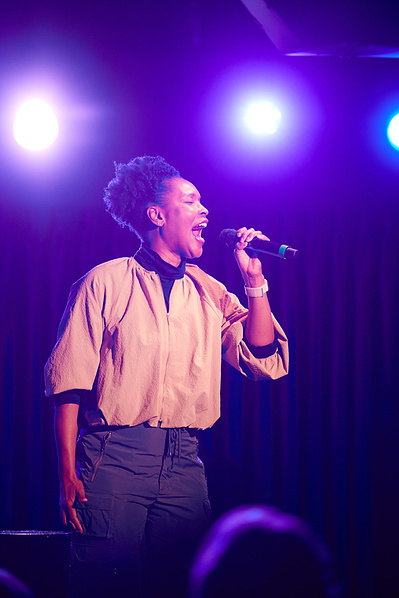 Kissy Simons performaning at Green Room 42. Photography by Blaine Pennington.