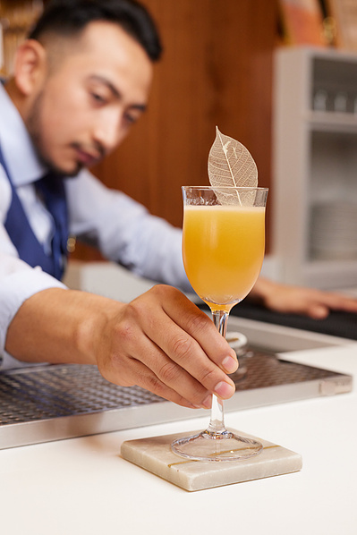 NYC-based food photographer showcasing handcrafted cocktails at bar.